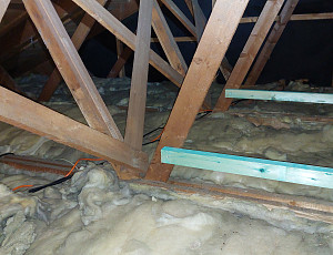 Zateplení stropu dřevostavby rodinného domu foukanou izolací